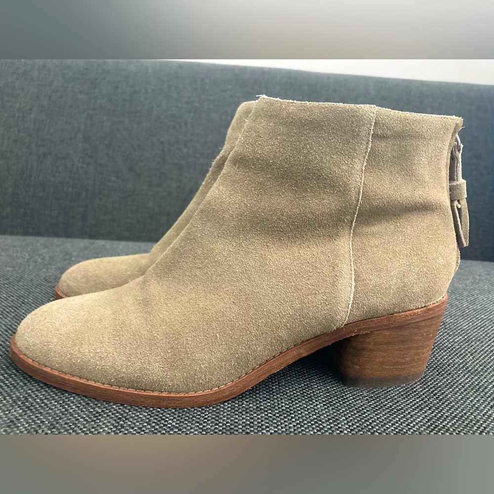Vero Cuoio suede booties